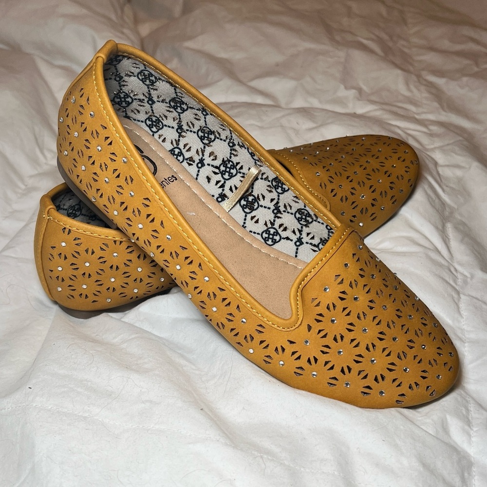 BRAND NEW/NEVER WORN Kids/Girls Daisy Fuentes slip on flats size 2 rhinestones